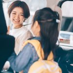 子どもを送迎する母親